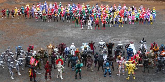 ライダー＆戦隊ヒーローVS敵キャラ、総勢485人で大バトル