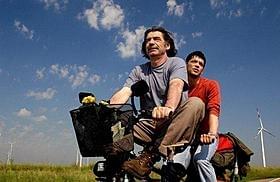 ミキ・マノイロビッチ主演の自転車ロードムービー「さあ帰ろう、ペダルをこいで」