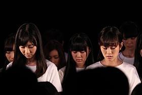 黙とうを捧げた「AKB48」のメンバー
