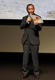 扇子を片手に舞台挨拶する松本人志監督「さや侍」