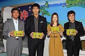 銭湯での写真撮影に笑顔を浮かべる阿部寛、上戸彩ら「テルマエ・ロマエ」