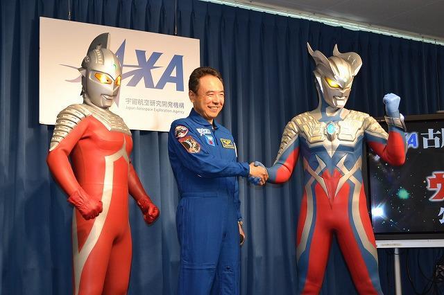 宇宙飛行士・古川聡氏、あこがれのウルトラセブンとご対面 - 画像1