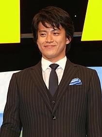 結婚後初の公の場で照れる小栗旬「宇宙兄弟」
