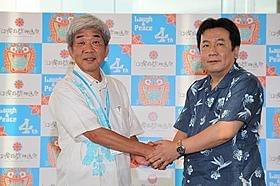 第4回沖縄国際映画祭会場内で会談した 枝野幸男経済産業大臣と吉本興業の大崎洋社長