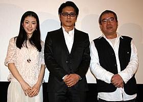 「私の叔父さん」初日舞台挨拶に立った (左から)寺島咲、高橋克典、細野辰興監督「私の叔父さん」