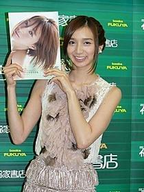 初の水着写真集を発売した芹那