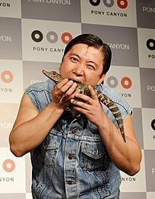 ビビりながらワニに食いついたスギちゃん「マンイーター」