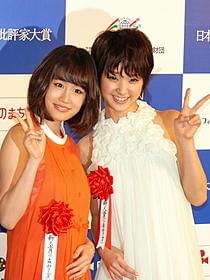 ピースサインを見せる前田敦子と剛力彩芽「阪急電車 片道15分の奇跡」