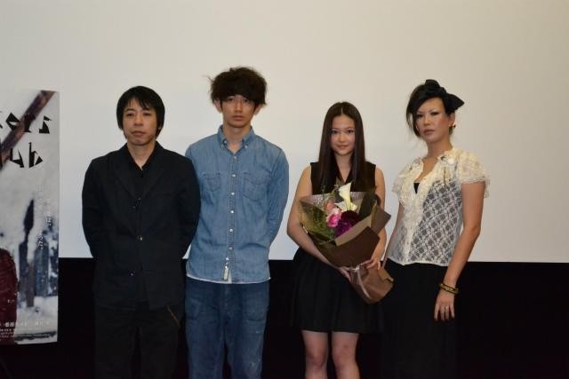 「モンスターズクラブ」初日挨拶に登壇した （左から）豊田利晃監督、瑛太、草刈麻有、ピュ～ぴる