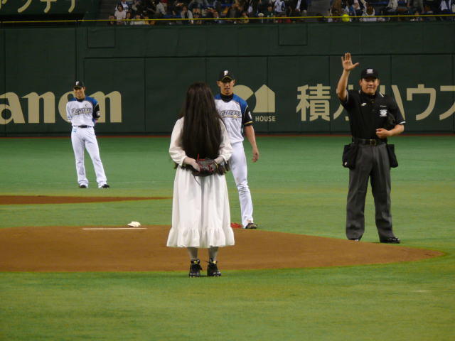あの貞子が東京ドームで始球式！ 呪いの“死球”は回避 - 画像3
