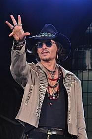 熱烈なファンサービスを展開したジョニー・デップ「ダーク・シャドウ」