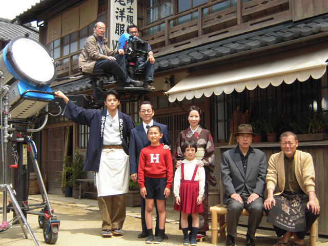 再現された戦前の神戸の街並みで撮影に臨むキャスト陣