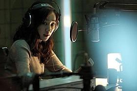 恐怖を体験する女性DJを演じたスエ「ミッドナイトFM」