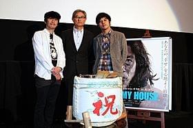 最新作が封切られ感無量の面持ちの堤幸彦監督ら「MY HOUSE」