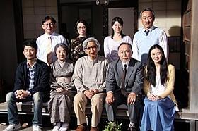 現場のセットで撮影に応じた「東京家族」の山田洋次監督とキャスト一同「東京物語」