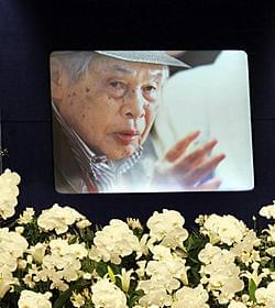 5月29日に老衰のため100歳で死去した新藤兼人監督の遺影「一枚のハガキ」