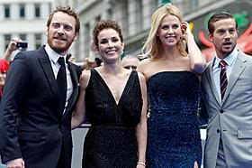 歓声に迎えられた(左から)マイケル・ファスベンダー、ノオミ・ ラパス、シャーリーズ・セロン、ローガン・マーシャル=グリーン「プロメテウス」