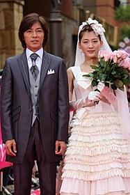 バージンロードを歩く綾瀬はるかと藤木直人「映画 ホタルノヒカリ」