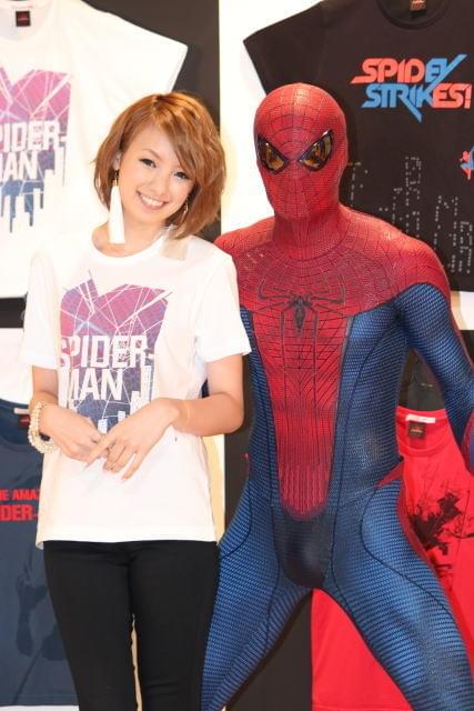 南明奈、スパイダーマンの“お姫様だっこ”にご満悦