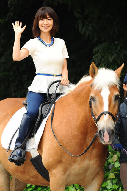 AKB48大島優子、4年ぶりの乗馬にニッコリ　落馬経験も告白
