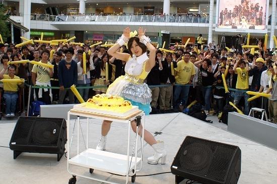 小野恵令奈“異例”写メ撮り放題イベント 3000人がソロデビュー日激写