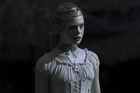謎の少女“V.”を演じるエル・ファニング「Virginia ヴァージニア」