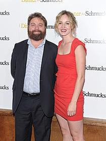 8月11日に挙式するザック・ガリフィアナキス とクイン・ランドバーグ
