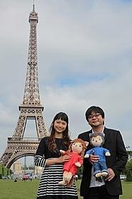 エッフェル塔をバックに笑顔の宮崎&細田監督「おおかみこどもの雨と雪」