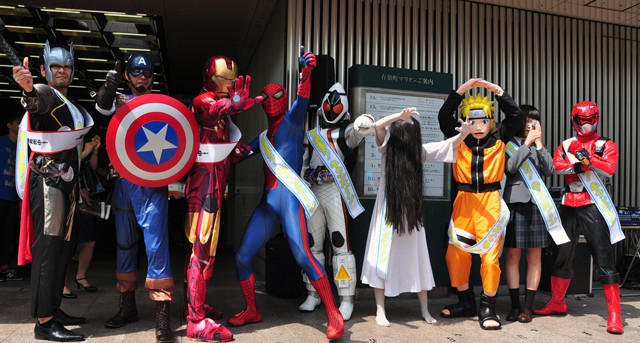 貞子とスパイダーマンが並んでポーズ！ 日米9ヒーローが異例の大集合 - 画像1