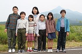 子役6人と笑顔を浮かべる吉永小百合「カナリア」