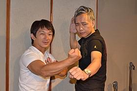 (左より)気合十分に収録に臨んだ谷垣健治と大槻ケンヂ「捜査官X」