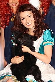 生後6カ月になるツキノワグマを 抱え笑顔の大島優子「メリダとおそろしの森」