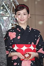 コンパクト片手に登場した綾瀬はるか「映画 ひみつのアッコちゃん」