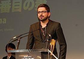 グランプリを受賞した「二番目の妻」ウムト・ダー監督「チチを撮りに」
