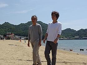 「草原の椅子」の撮影に臨む佐藤浩市(右)と西村雅彦「草原の椅子」