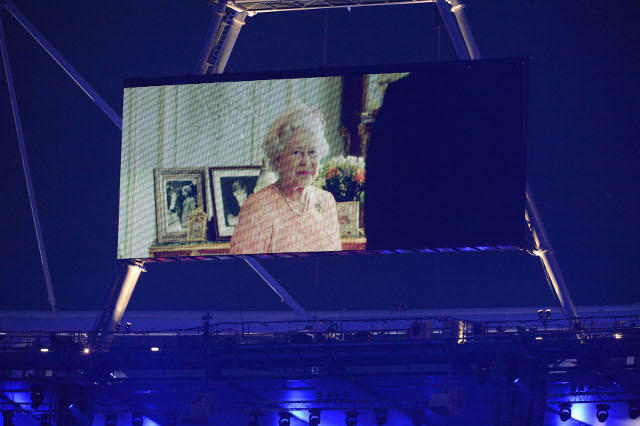 ロンドンオリンピック開会式で ジェームズ・ボンドと共演したエリザベス女王