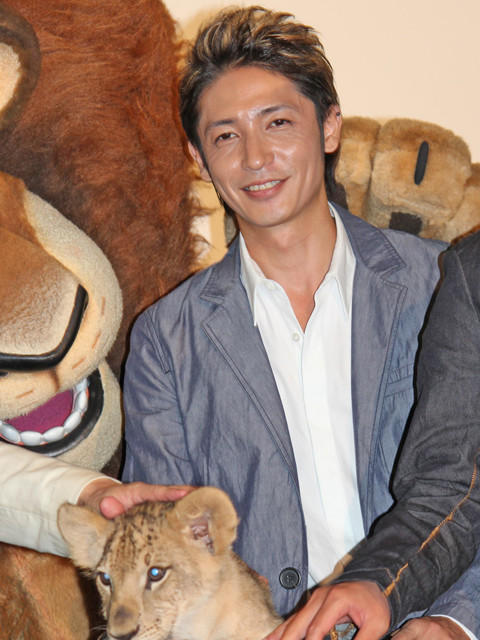 玉木宏、本物のライオンと対面「小さいけど強そう」と圧倒される