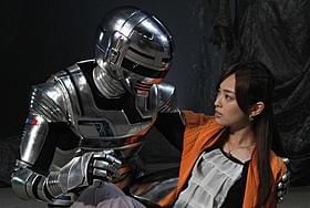 滝裕可里扮するヒロイン・河井衣月とギャバンが見つめあう「宇宙刑事ギャバン THE MOVIE」