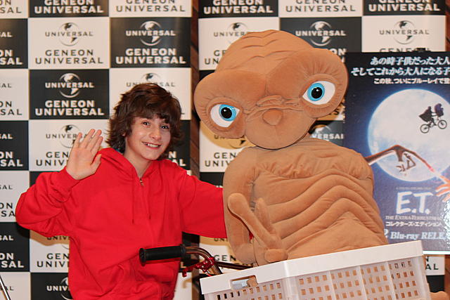 E.T.のテーマソングを披露したミゲル君
