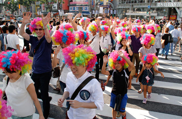 パラマウント社員ら100人「マダガスカル3」大ヒットで“虹色”パレード