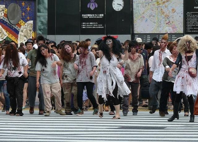 渋谷スクランブル交差点にゾンビの大群！子どもは泣き出し、ギャルは「ヤバイ」