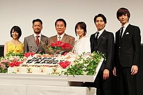 和気あいあいとした雰囲気で舞台挨拶 を行った杉良太郎ら