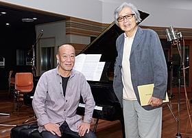 レコーディングで笑みを浮かべる山田洋次監督と久石譲「東京家族」