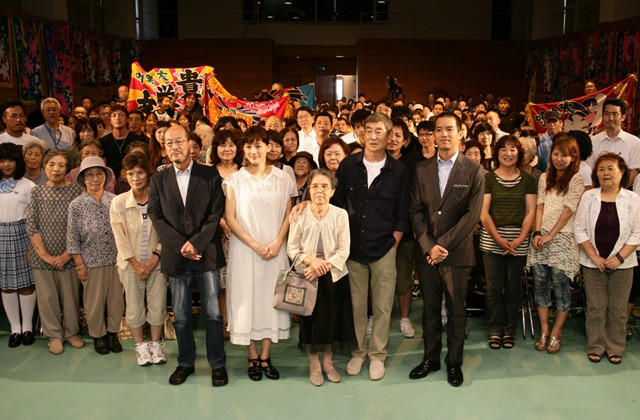 高倉健、7年ぶりの舞台挨拶 平戸市民300人に「ありがとう」