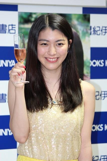 成海璃子、20歳誕生日に初シャンパン「次は日本酒」 - 画像1