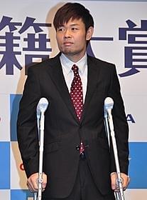 松葉杖姿でMCを務めた品川祐「ドロップ」