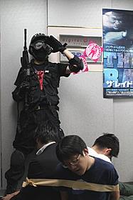 確保した3人の裏切り者を前に “任務完了”ポーズのレイドマン「ザ・レイド」