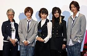 「愛を歌うより俺に溺れろ!」初日挨拶に出席した(左から) 福山桜子監督、カラム、大野いと、AKIRA、TAKUYA「愛を歌うより俺に溺れろ!」