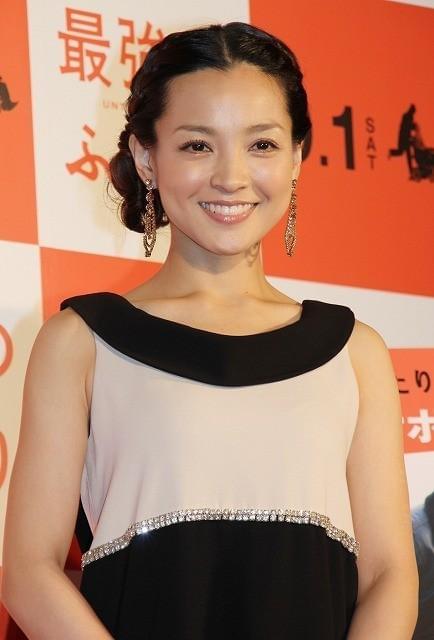 仏映画プレミアで佐々木希、桜庭ななみら上品なワンピース姿を披露