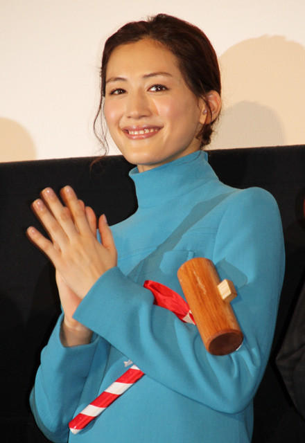 「映画 ひみつのアッコちゃん」公開初日に 笑顔を浮かべる綾瀬はるか